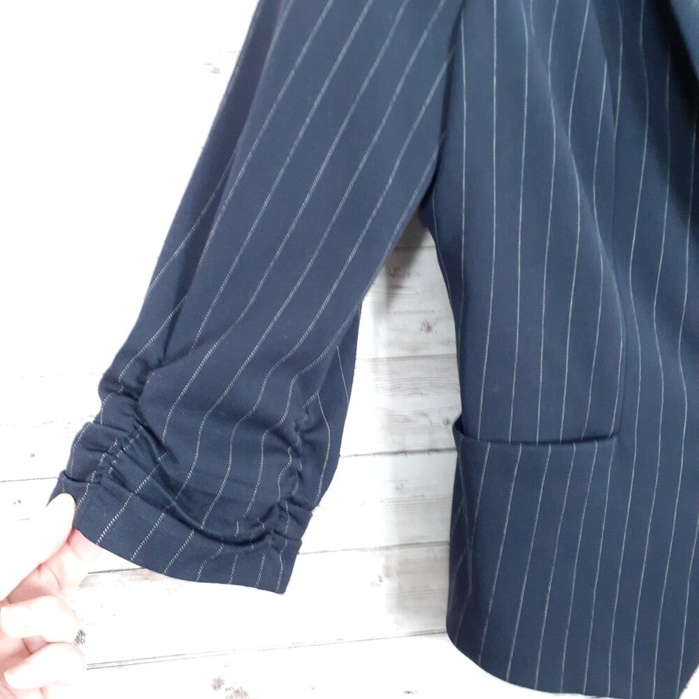 Express Womens Cropped Blazer Size 6 Navy Pinstripe Ruched Sleeve Pockets 854 - Picture 2 of 6